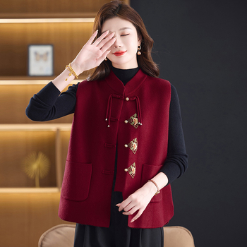 Γιλέκο πλεκτό σε κινεζικό στυλ με σταθερό γιακά και κούμπωμα με αγκράφες, μάλλινο-ακρυλικό μείγμα 50–70%, χαλαρή εφαρμογή, φθινοπωρινο 2025