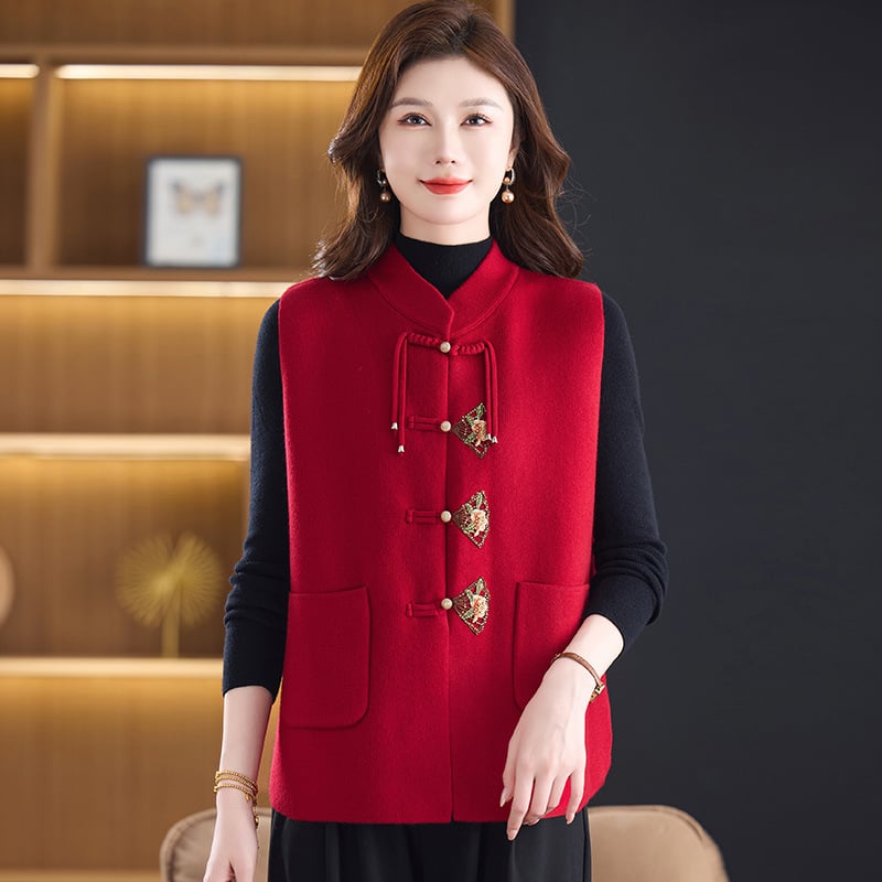 Γιλέκο πλεκτό σε κινεζικό στυλ με σταθερό γιακά και κούμπωμα με αγκράφες, μάλλινο-ακρυλικό μείγμα 50–70%, χαλαρή εφαρμογή, φθινοπωρινο 2025