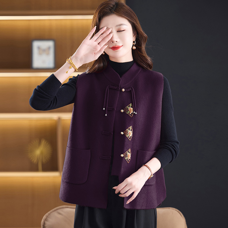 Γιλέκο πλεκτό σε κινεζικό στυλ με σταθερό γιακά και κούμπωμα με αγκράφες, μάλλινο-ακρυλικό μείγμα 50–70%, χαλαρή εφαρμογή, φθινοπωρινο 2025