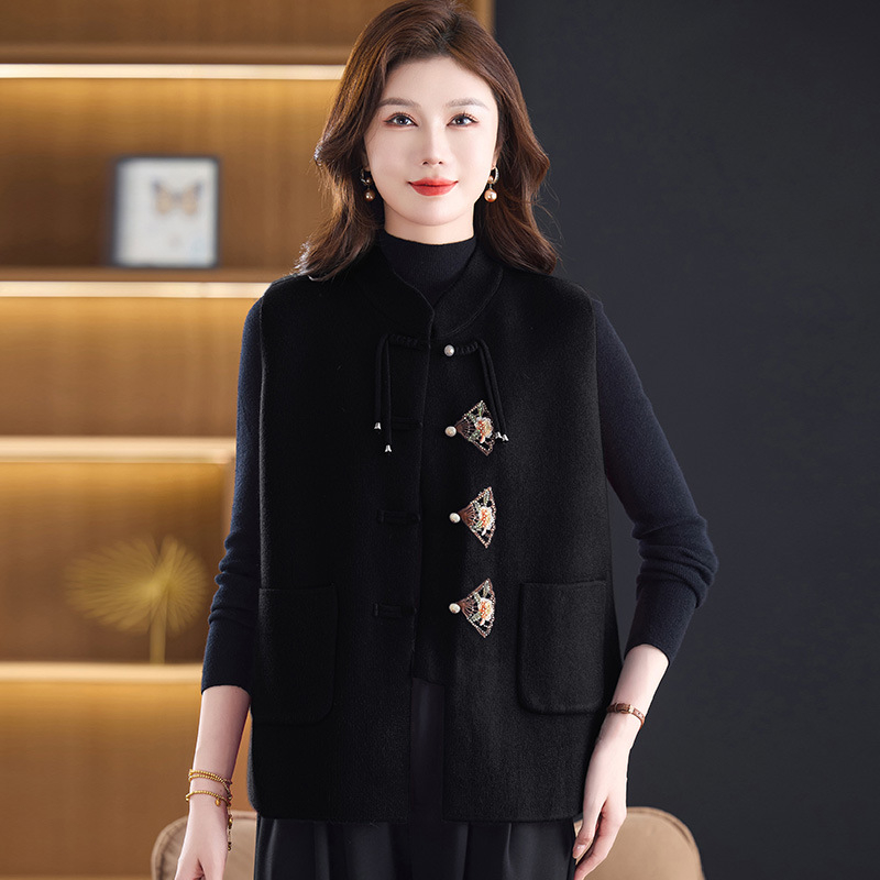 Γιλέκο πλεκτό σε κινεζικό στυλ με σταθερό γιακά και κούμπωμα με αγκράφες, μάλλινο-ακρυλικό μείγμα 50–70%, χαλαρή εφαρμογή, φθινοπωρινο 2025