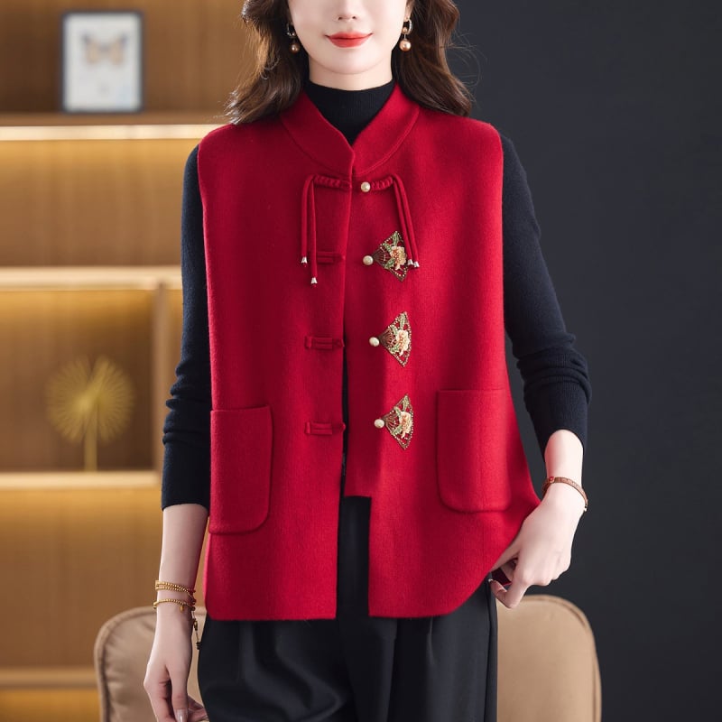 Γιλέκο πλεκτό σε κινεζικό στυλ με σταθερό γιακά και κούμπωμα με αγκράφες, μάλλινο-ακρυλικό μείγμα 50–70%, χαλαρή εφαρμογή, φθινοπωρινο 2025