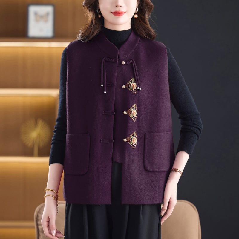 Γιλέκο πλεκτό σε κινεζικό στυλ με σταθερό γιακά και κούμπωμα με αγκράφες, μάλλινο-ακρυλικό μείγμα 50–70%, χαλαρή εφαρμογή, φθινοπωρινο 2025