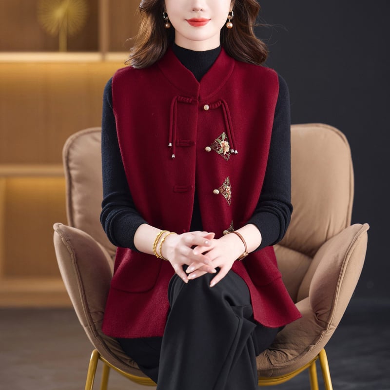 Γιλέκο πλεκτό σε κινεζικό στυλ με σταθερό γιακά και κούμπωμα με αγκράφες, μάλλινο-ακρυλικό μείγμα 50–70%, χαλαρή εφαρμογή, φθινοπωρινο 2025