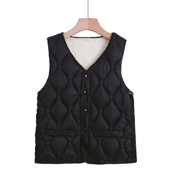 Női mellény meleg béléses szőrme és vállvédő párnázattal, poliészter anyag, 70–80% poliészter, 2023 ősz