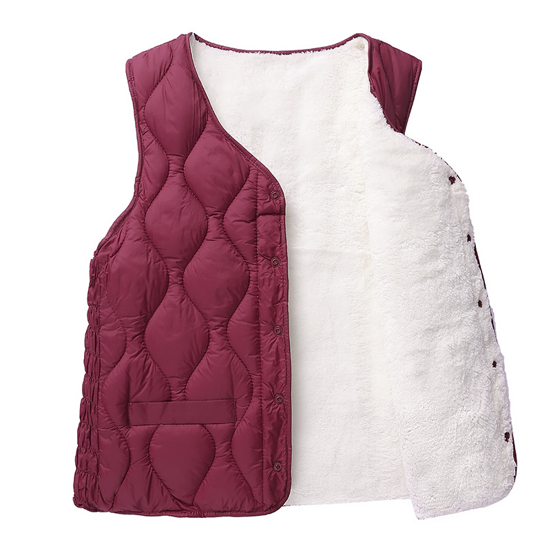 Női mellény meleg béléses szőrme és vállvédő párnázattal, poliészter anyag, 70–80% poliészter, 2023 ősz