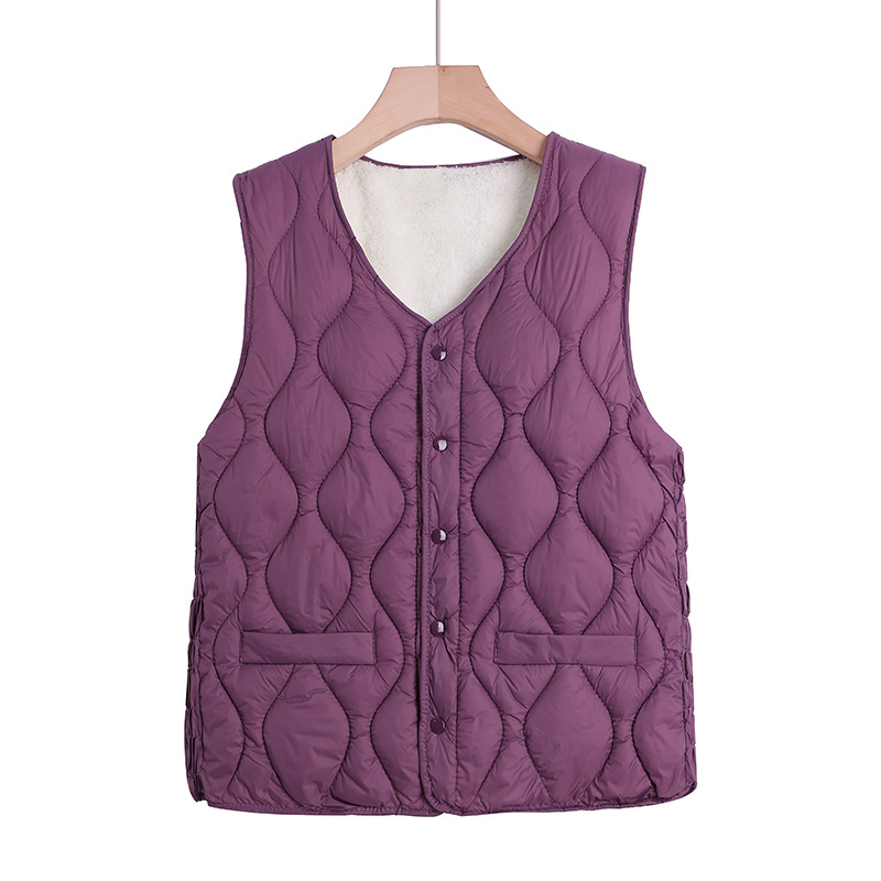 Női mellény meleg béléses szőrme és vállvédő párnázattal, poliészter anyag, 70–80% poliészter, 2023 ősz