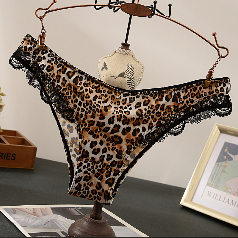 Ženske čipkaste gaćice s leopard uzorkom, srednje visoke talije, prozračne, pamučna podstava.