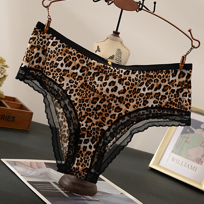 Ženske čipkaste gaćice s leopard uzorkom, srednje visoke talije, prozračne, pamučna podstava.