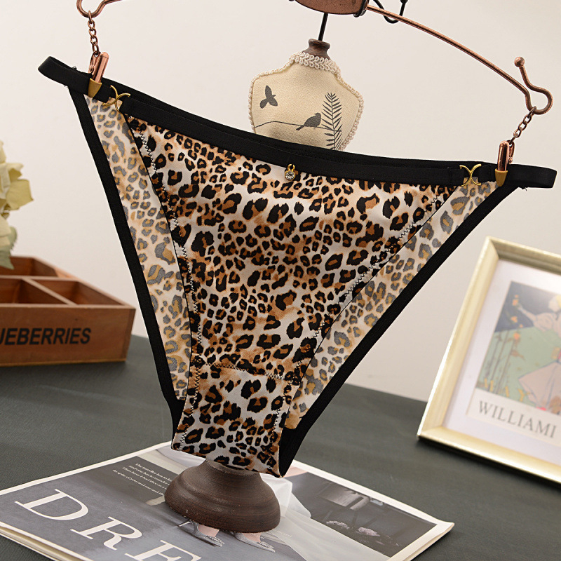 Ženske čipkaste gaćice s leopard uzorkom, srednje visoke talije, prozračne, pamučna podstava.