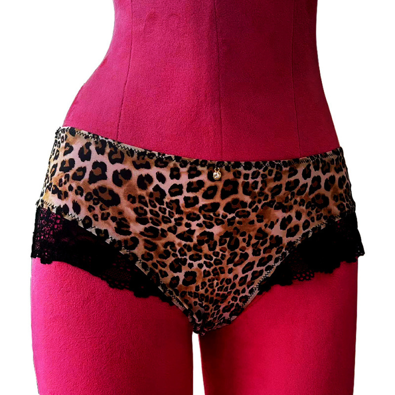 Ženske čipkaste gaćice s leopard uzorkom, srednje visoke talije, prozračne, pamučna podstava.