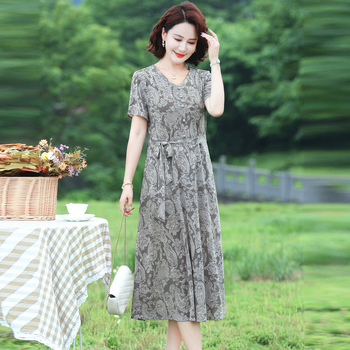 Virágmintás midi hosszúságú ruha V-nyakú, karcsúsított derék sziluett, poliészter-spandex keverék, elegáns nyári stílus
