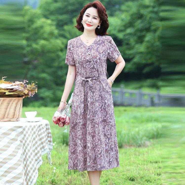 Virágmintás midi hosszúságú ruha V-nyakú, karcsúsított derék sziluett, poliészter-spandex keverék, elegáns nyári stílus