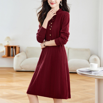 Kötött ruha deréknál fodrokkal, hálós anyag, poliiszter legfeljebb 30%, etnikus stílus, középmagas hossz, téli 2025