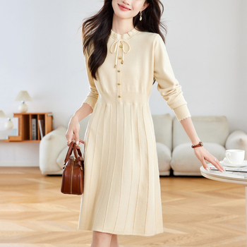 Kötött ruha deréknál fodrokkal, hálós anyag, poliiszter legfeljebb 30%, etnikus stílus, középmagas hossz, téli 2025