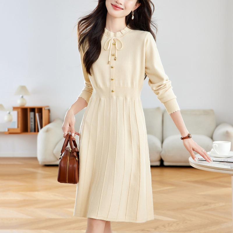 Kötött ruha deréknál fodrokkal, hálós anyag, poliiszter legfeljebb 30%, etnikus stílus, középmagas hossz, téli 2025