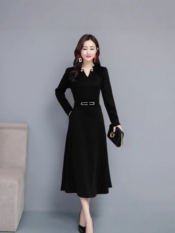 Női poliészter ruha, őszi 2025 kollekció, középméret hossz, hosszú ujjú, elegáns munkahelyi stílus, panelos dizájn, szövet összetétel 80-90% poliészter