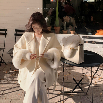 Női gyapjú kabát rókaszőr gallérral, vastag, lazább szabás, rövid hossz (≤40 cm), fűzős zárás, ősz 2024