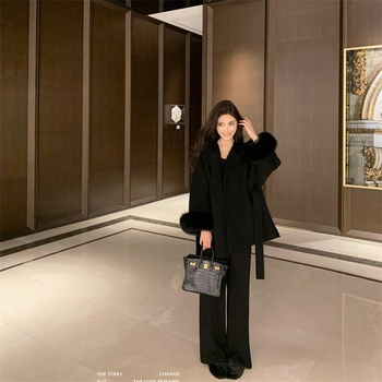 Női gyapjú kabát rókaszőr gallérral, vastag, lazább szabás, rövid hossz (≤40 cm), fűzős zárás, ősz 2024