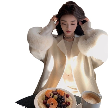 Női gyapjú kabát rókaszőr gallérral, vastag, lazább szabás, rövid hossz (≤40 cm), fűzős zárás, ősz 2024