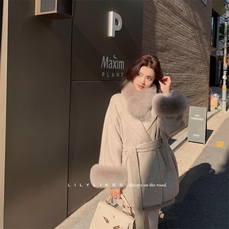 Női gyapjú kabát rókaszőr gallérral, vastag, lazább szabás, rövid hossz (≤40 cm), fűzős zárás, ősz 2024