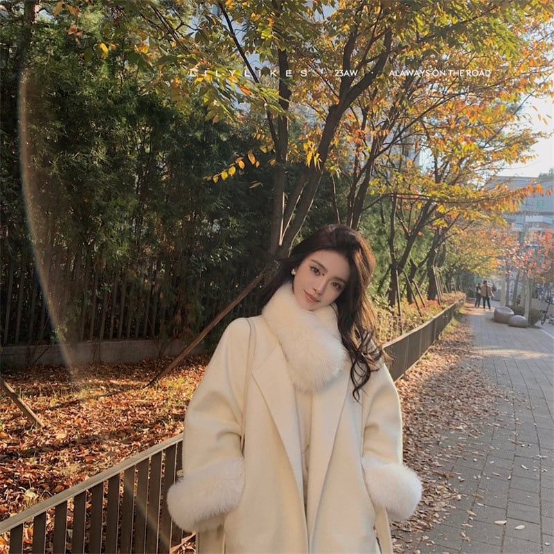 Női gyapjú kabát rókaszőr gallérral, vastag, lazább szabás, rövid hossz (≤40 cm), fűzős zárás, ősz 2024