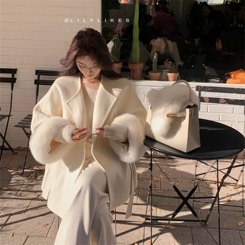 Női gyapjú kabát rókaszőr gallérral, vastag, lazább szabás, rövid hossz (≤40 cm), fűzős zárás, ősz 2024