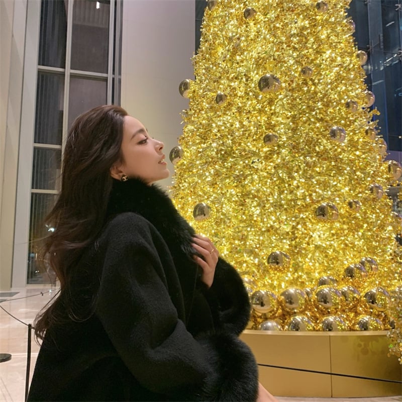 Női gyapjú kabát rókaszőr gallérral, vastag, lazább szabás, rövid hossz (≤40 cm), fűzős zárás, ősz 2024