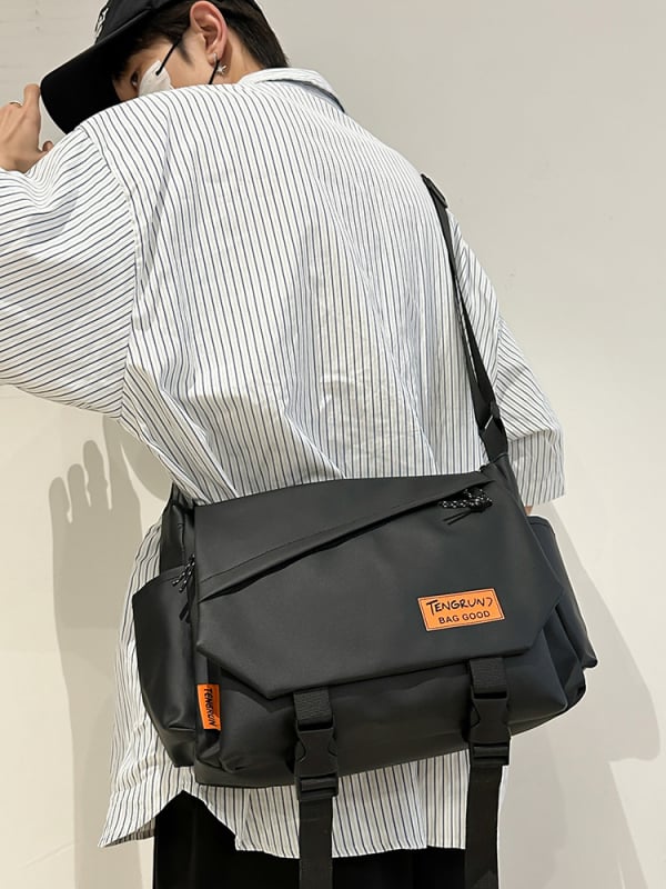Geantă crossbody din canvas pentru bărbați - impermeabilă, ultraușoară, căptușeală din nailon, pentru călătorii de recreere, stil Harajuku retro