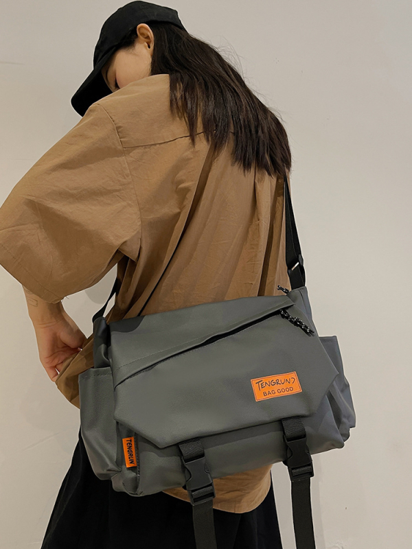 Geantă crossbody din canvas pentru bărbați - impermeabilă, ultraușoară, căptușeală din nailon, pentru călătorii de recreere, stil Harajuku retro