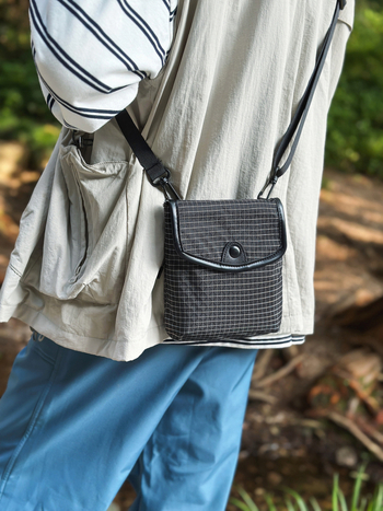 Muška crossbody torba od najlona, vodootporna i ultralaka, prugasti uzorak, podstava od poliestera, za slobodno vrijeme i putovanja