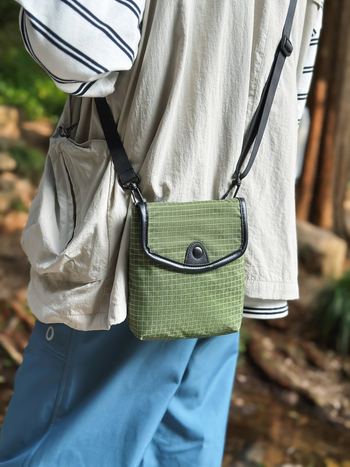 Muška crossbody torba od najlona, vodootporna i ultralaka, prugasti uzorak, podstava od poliestera, za slobodno vrijeme i putovanja