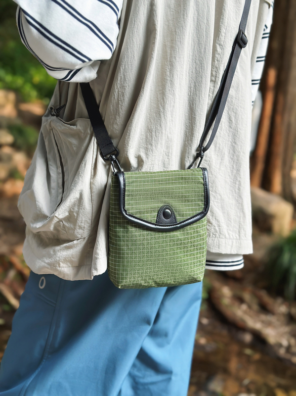 Muška crossbody torba od najlona, vodootporna i ultralaka, prugasti uzorak, podstava od poliestera, za slobodno vrijeme i putovanja