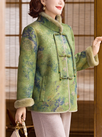 Műszőrmés téli kabát középkorú és idős nőknek | elegáns városi stílus | fő anyag: poliészter (>95%); mintázat: növények és virágok; hossz: 50–65 cm; vasalásmentes kezelés