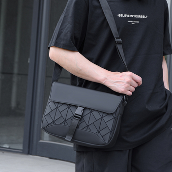 Muška crossbody torba, membranski materijal, vodootporna, olakšava nošenje, street style, jesen 2025