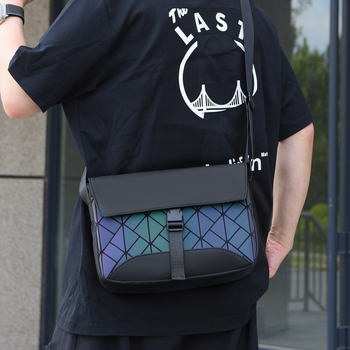 Muška crossbody torba, membranski materijal, vodootporna, olakšava nošenje, street style, jesen 2025
