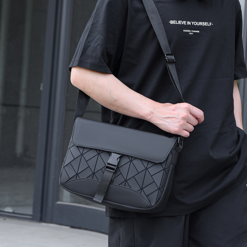Muška crossbody torba, membranski materijal, vodootporna, olakšava nošenje, street style, jesen 2025