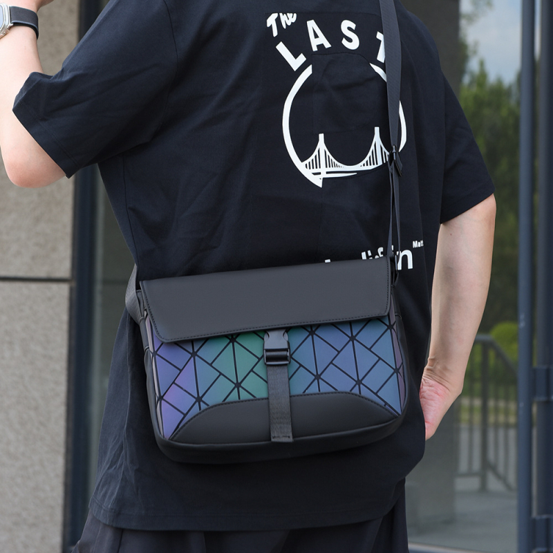 Muška crossbody torba, membranski materijal, vodootporna, olakšava nošenje, street style, jesen 2025