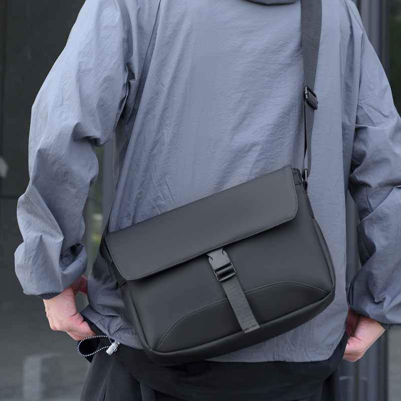 Muška crossbody torba, membranski materijal, vodootporna, olakšava nošenje, street style, jesen 2025