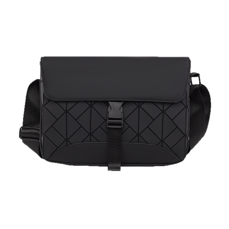 Muška crossbody torba, membranski materijal, vodootporna, olakšava nošenje, street style, jesen 2025