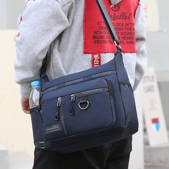 Muška crossbody torba, velika kapaciteta, vodootporan najlon, više džepova sa zatvaračima, zatvaranje na zatvarač, unutarnji džep sa zatvaračem, jedna naramenica, mekani držač