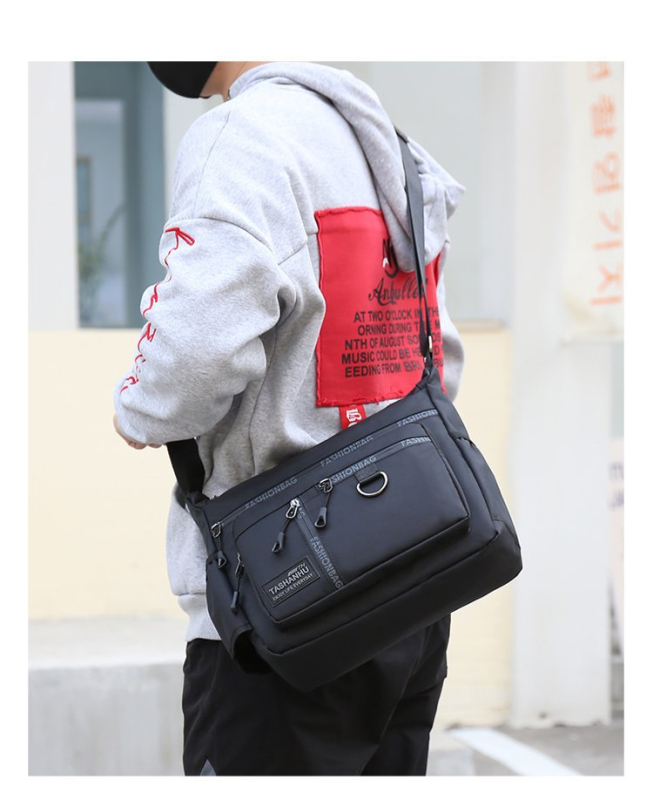 Muška crossbody torba, velika kapaciteta, vodootporan najlon, više džepova sa zatvaračima, zatvaranje na zatvarač, unutarnji džep sa zatvaračem, jedna naramenica, mekani držač