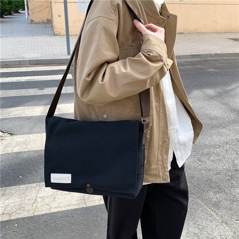 Muška platnena crossbody torba, japanskog stila, proširivi dizajn, pogodna za 8-inčni prijenosnik, poliester podstava.