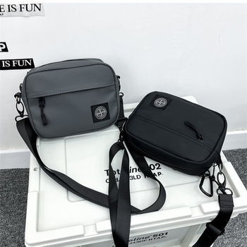 Geantă crossbody pentru bărbați din canvas (Stil street fashion, Model cu litere, Căptușeală din poliester, Compatibil cu laptop de 8 inch)