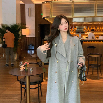 Koreai stílusú, egyenes szabású gyapjú kabát, hosszú 80–100 cm, kétsoros gombolás, fémgombok