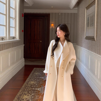 Koreai stílusú, egyenes szabású gyapjú kabát, hosszú 80–100 cm, kétsoros gombolás, fémgombok