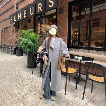 Koreai stílusú, egyenes szabású gyapjú kabát, hosszú 80–100 cm, kétsoros gombolás, fémgombok