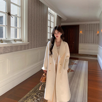 Koreai stílusú, egyenes szabású gyapjú kabát, hosszú 80–100 cm, kétsoros gombolás, fémgombok