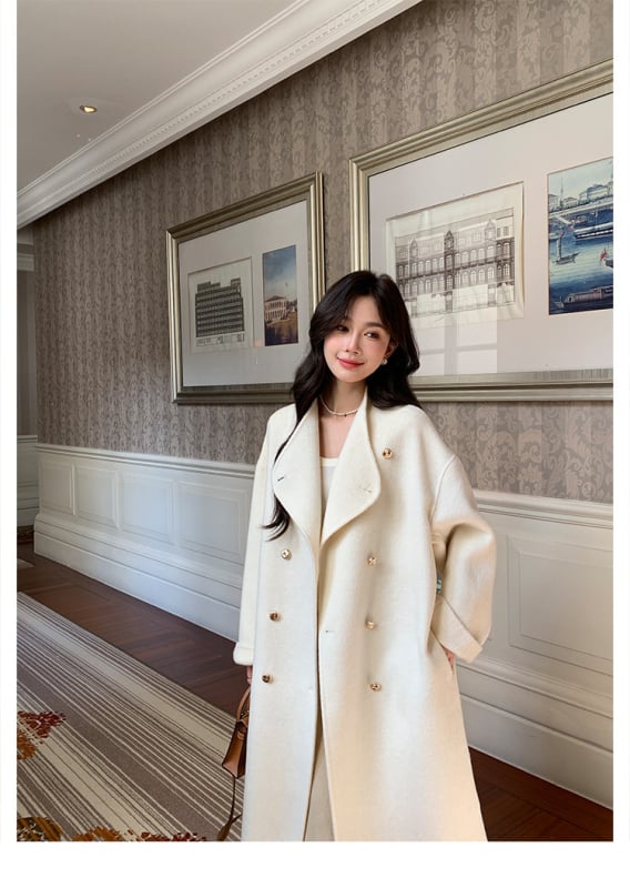 Koreai stílusú, egyenes szabású gyapjú kabát, hosszú 80–100 cm, kétsoros gombolás, fémgombok