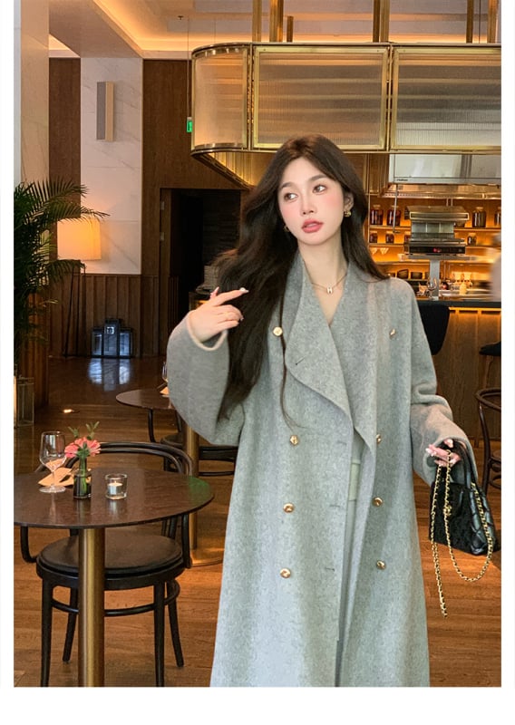 Koreai stílusú, egyenes szabású gyapjú kabát, hosszú 80–100 cm, kétsoros gombolás, fémgombok