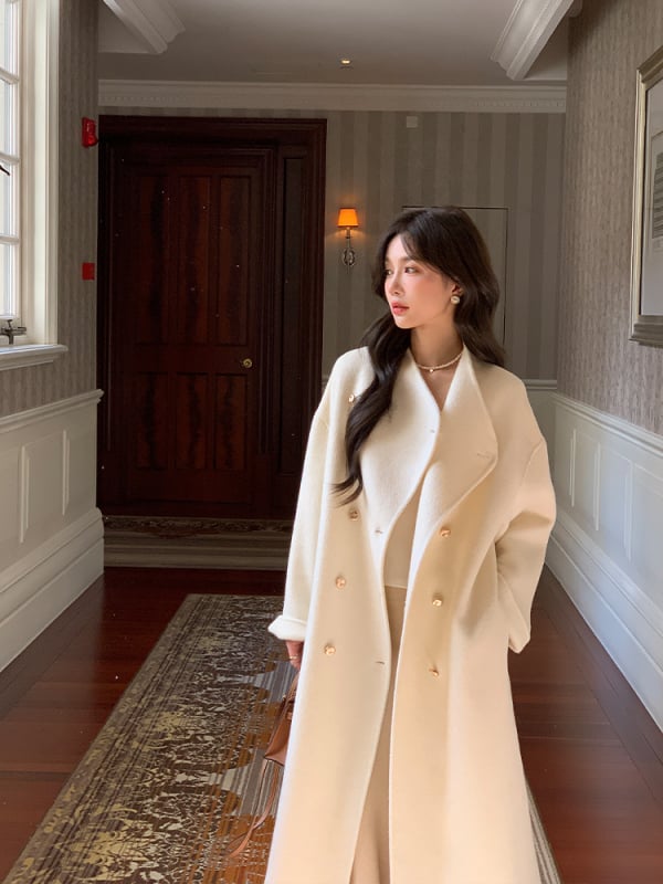 Koreai stílusú, egyenes szabású gyapjú kabát, hosszú 80–100 cm, kétsoros gombolás, fémgombok